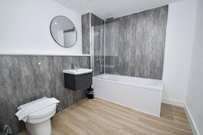 Dusche, Haartrockner, Handtücher