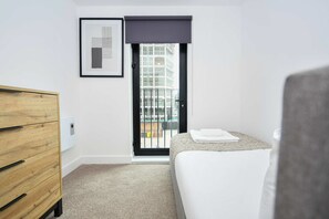 2 bedrooms, iron/ironing board, bed sheets - 2BR Apartment with Parking Bastion Point Liverpool (Liverpool)