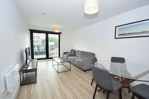 TV, offices - 2BR Apartment with Parking Bastion Point Liverpool (Liverpool)