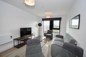 TV, offices - 2BR Apt in Bastion Point near Liverpool City Centr (Liverpool)