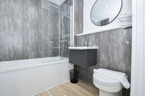 Shower, hair dryer, towels - Spacious & Modern Apartment in Liverpool (Liverpool)