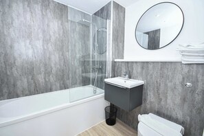 Shower, hair dryer, towels - 2BR Apt in Bastion Point near Liverpool City Centr (Liverpool)