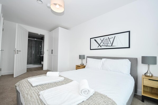 2 habitaciones, tabla de planchar con plancha, wifi y ropa de cama 