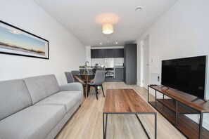 TV, offices - 2BR Apt in Bastion Point near Liverpool City Centr (Liverpool)