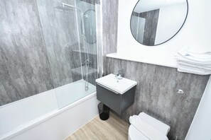 Dusche, Haartrockner, Handtücher