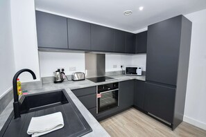 Fridge, microwave, oven, stovetop - 2BR Apt in Bastion Point near Liverpool City Centr (Liverpool)