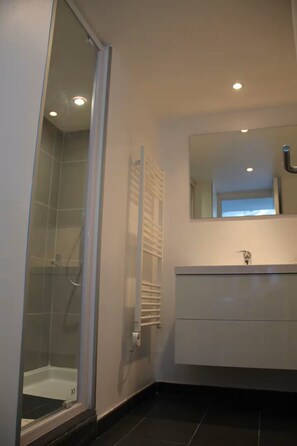 Dusche, Handtücher, Toilettenpapier