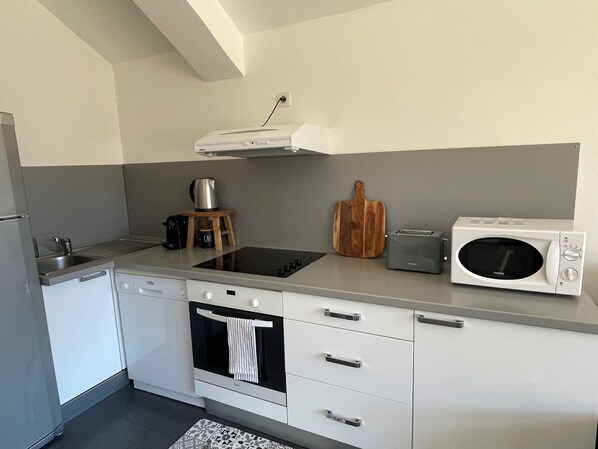 Refrigerador, microondas, horno y parrilla de estufa