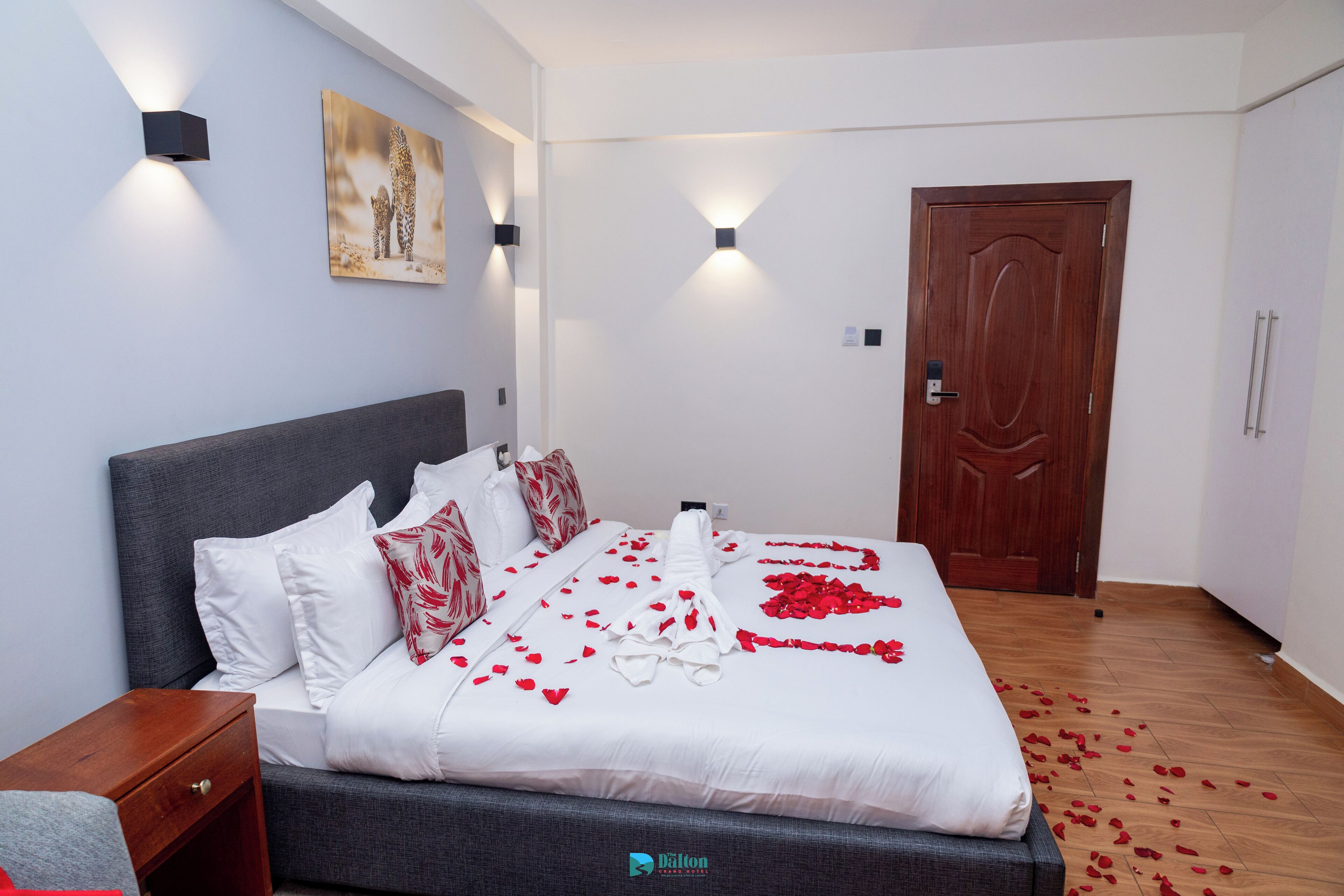 Rom – deluxe | Memory foam-senger, safe på rommet og skrivebord