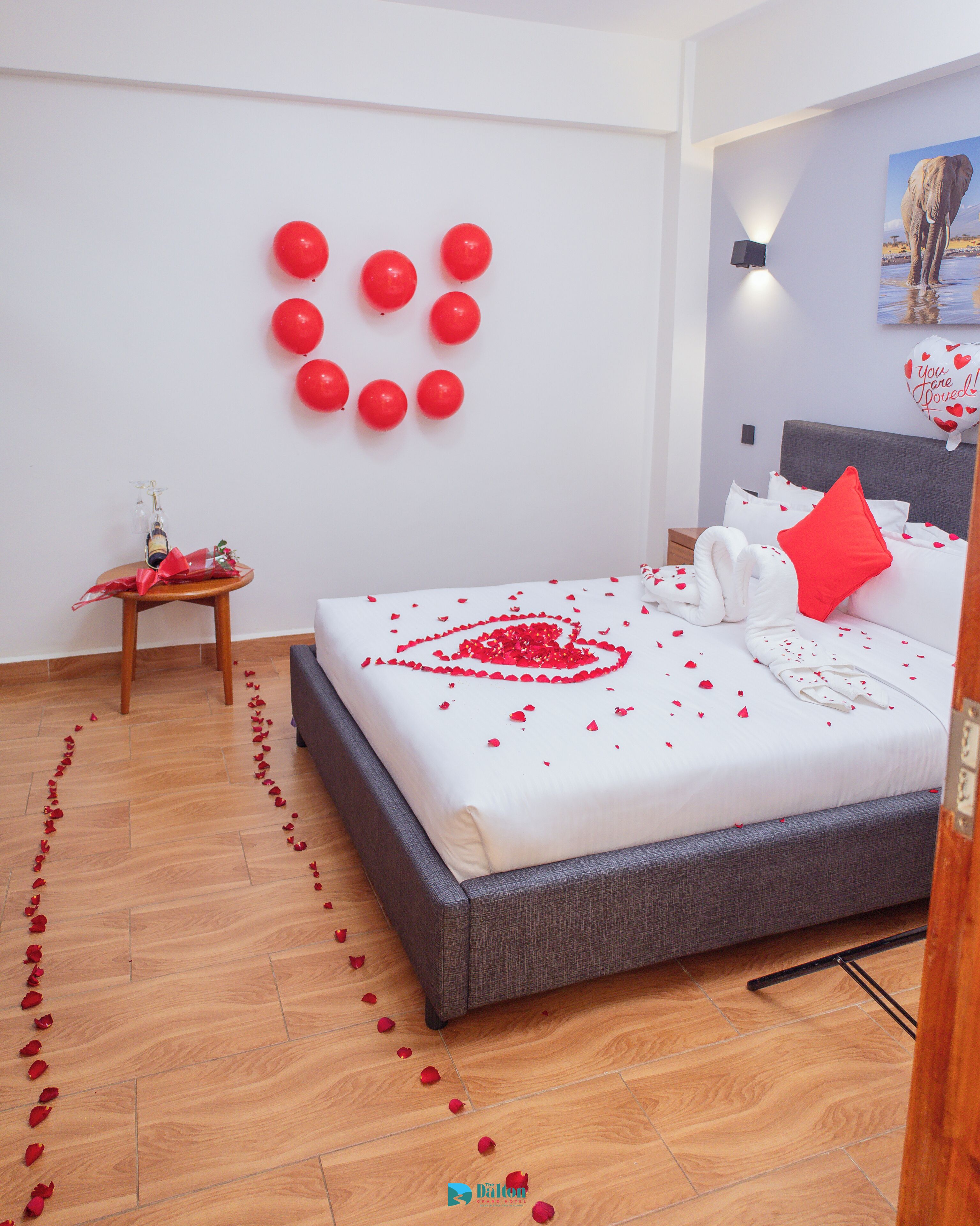Ein ordentlich eingerichtetes Schlafzimmer mit einem Bett, Kissen und einer Wanddekoration.
