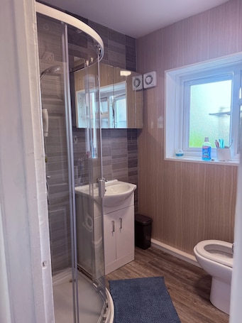 Hair dryer, towels, soap, toilet paper. Private Room in Middleton