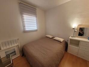 1 chambre, fer et planche Ă repasser