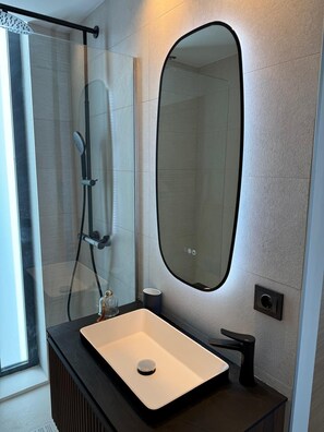 Shower, hair dryer, towels, soap - Architect-designed villa - 4 waterfront suites with private pool (Cadaqués)