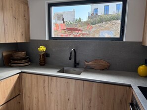 Een magnetron, een oven, een kookplaat, een vaatwasser