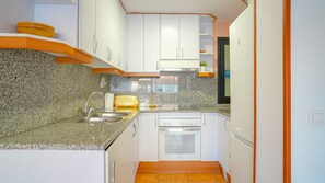 ثلاجة، ميكروويف، فرن، ماكينة لصنع القهوة/الشاي