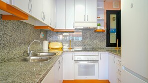 Fridge, microwave, oven, coffee/tea maker - MARGARITA (Pineda de Mar)