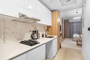 Microondas, placa de cocina, tostadora, utensilios de cocina