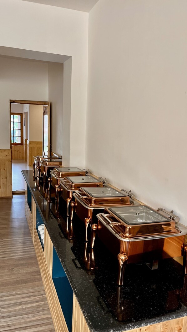 Un'impostazione a buffet con diverse aree di servizio.