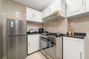 Jääkaappi, mikroaaltouuni, uuni, liesi