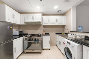 Jääkaappi, mikroaaltouuni, uuni, liesi