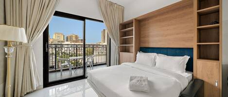 Een strijkplank/strijkijzer, reisbedje, gratis wifi, beddengoed