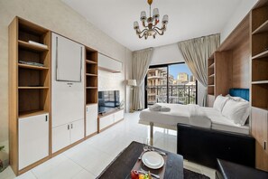 Een strijkplank/strijkijzer, reisbedje, gratis wifi, beddengoed