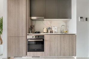 Een koelkast, een microgolfoven, een oven, een kookplaat