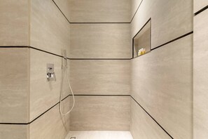 Hårføner og håndklær