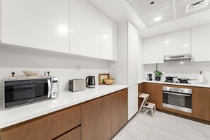 Een koelkast, een microgolfoven, een oven, een kookplaat