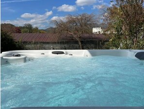Tina de hidromasaje al aire libre