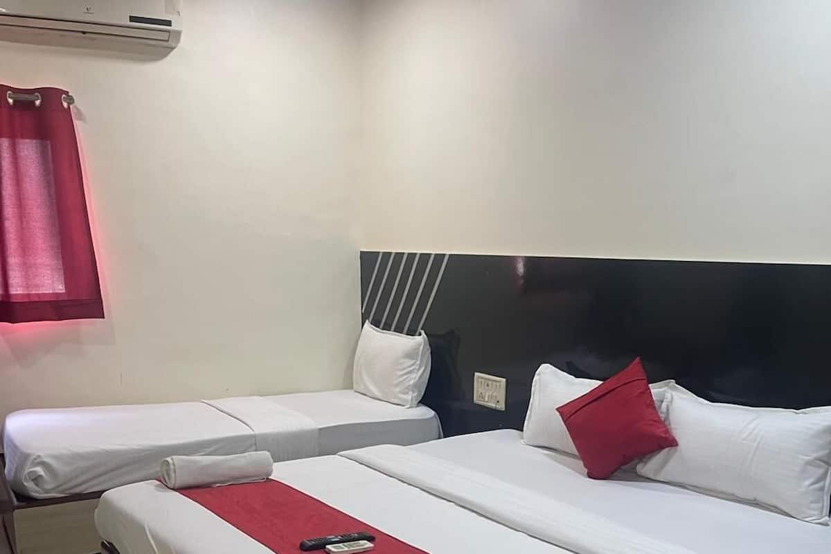 Deluxe Quadruple Room | Desk, laptop workspace, WiFi (free)