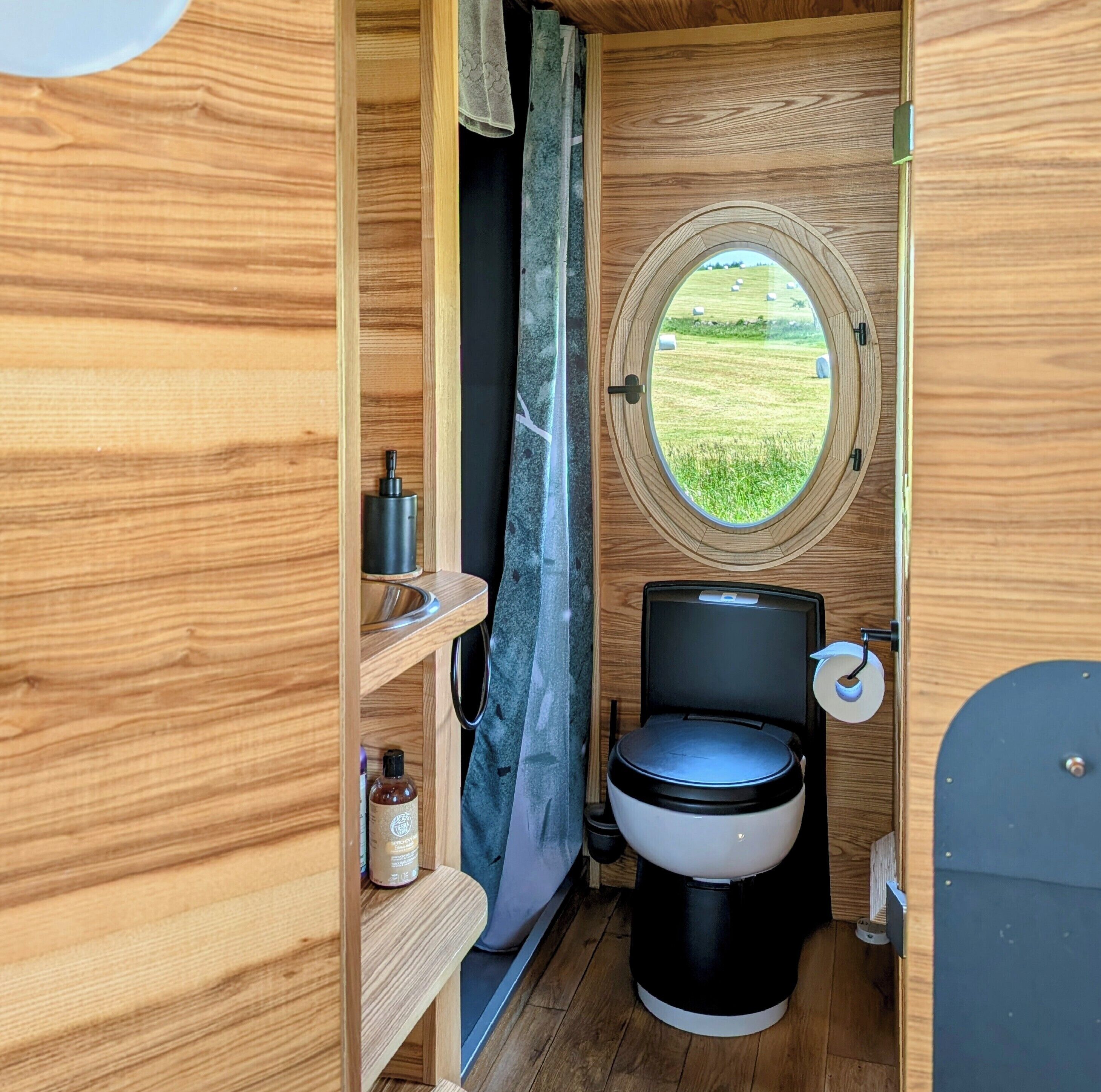 Dusche, umweltfreundliche Kosmetikartikel, Handtücher, Seife