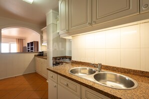 Kühlschrank, Mikrowelle, Ofen, Geschirrspüler