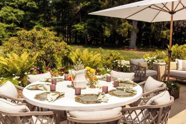 Outdoor dining