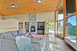 تلفزيون ذكي، مدفأة، مكتب، طابعة