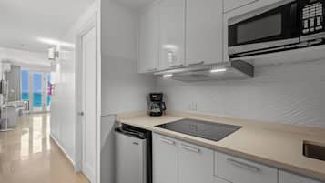 Kühlschrank, Mikrowelle, Herdplatte, Geschirrspüler