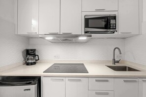 Kjøleskap, mikrobølgeovn, kaffetrakter/tekoker og kjøkkenutstyr