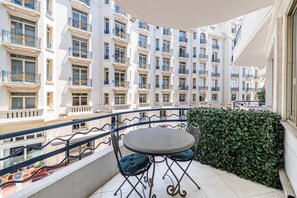 Outdoor dining - L'Esprit Croisette avec balcon à cote du Martinez (Cannes)