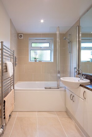 Douche, séchoir à cheveux, serviettes fournies, savon