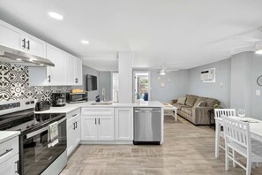 Køleskab, mikrobølgeovn, ovn, kogeplade