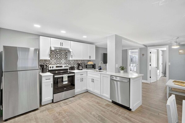 Kühlschrank, Mikrowelle, Ofen, Herdplatte