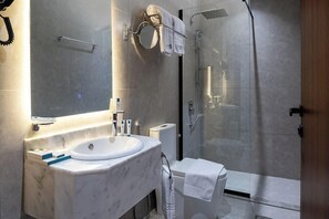 Bañera y ducha independientes, artículos de tocador gratuitos