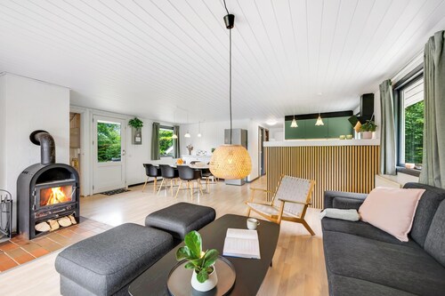 Lovely holiday home with modern facilities and fenced grounds.