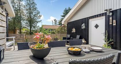 Cozy holiday home with indoor hot tub and sauna in Vorupør.