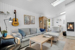 Living area - Well-maintained holiday home with outdoor shower and 5-person outdoor hot tub,. (Klitmøller)