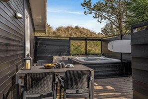Outdoor dining - Well-maintained holiday home with outdoor shower and 5-person outdoor hot tub,. (Klitmøller)
