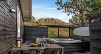 Well-maintained holiday home with outdoor shower and 5-person outdoor hot tub,.