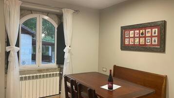 Apartment, 2 Bedrooms | Dining room