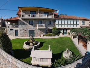 Vista frontal de la propiedad