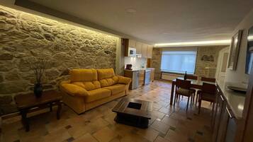 Apartamento, 1 habitación | Zona de estar | Televisión de pantalla plana de 2 pulgadas con canales por cable